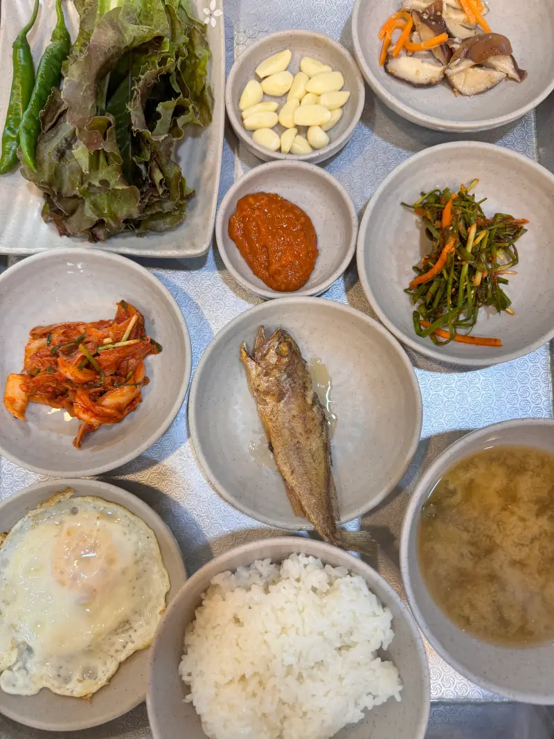 한식당 밑 반찬