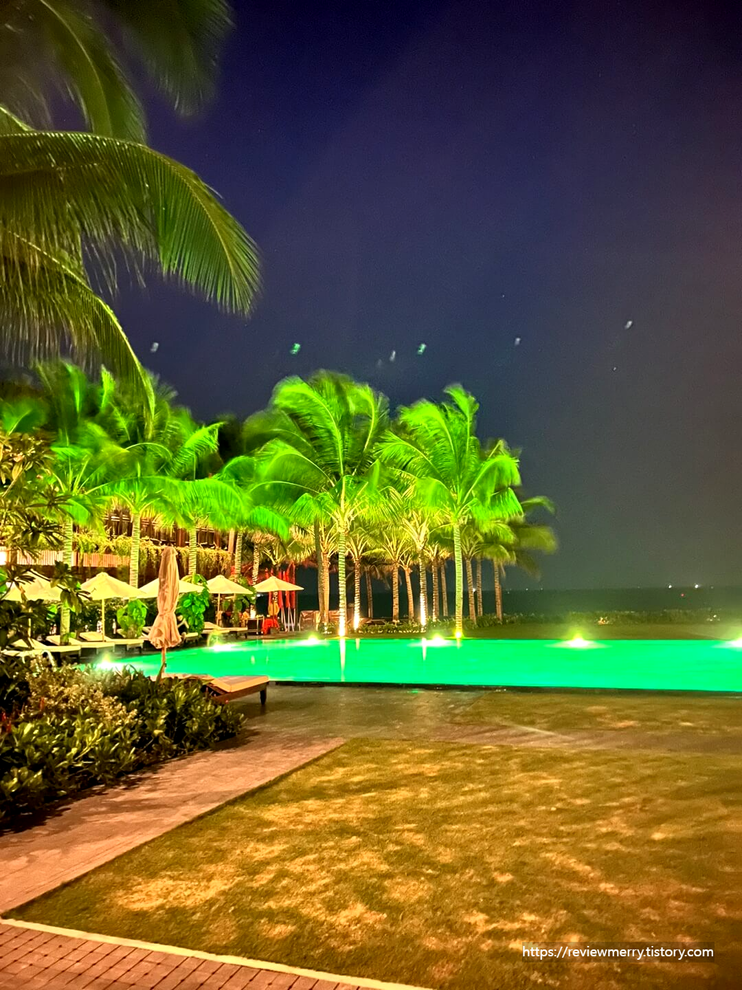 해변 앞 수영장 야경
