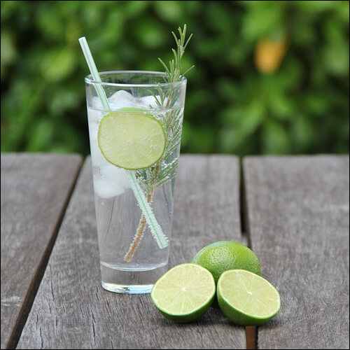 라임을 넣은 탄산수와 반으로 잘린 라임