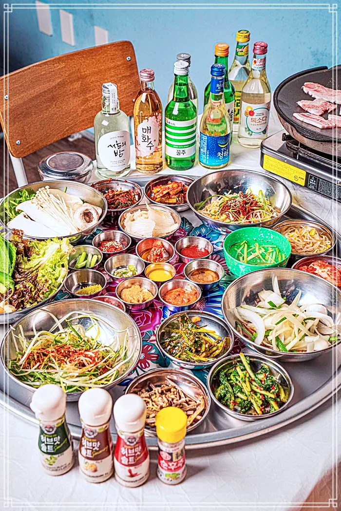 생방송 오늘저녁 수원 인계동 수십가지 반찬, 레트로 옛날 학교 교실 분위기, 냉동 삼겹살 맛집