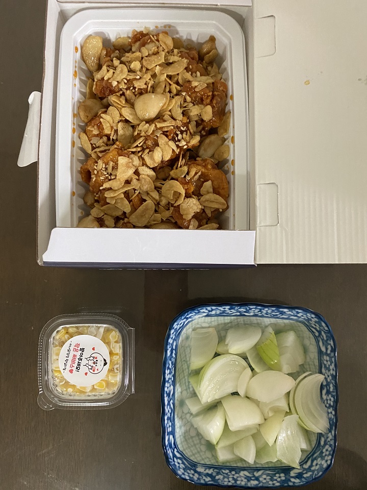 닭강정과-콘샐러드-양파