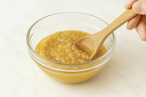 꿀과 갈아 놓은 생강 섞기