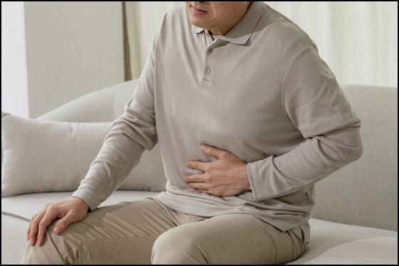 복통을 느끼는 남자