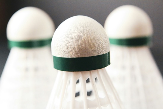 셔틀콕 세개가 놓여 있다.