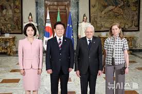 이재명 대통령이 유럽 순방의 두 번째 일정으로 이탈리아를 국빈 방문하며 본격적인 외교 행보에 나섰습니다. 이번 방문은 단순한 의전 차원을 넘어 경제 협력 확대&amp;#44; 첨단산업 교류&amp;#44; 교황청과의 한반도 평화 논의까지 포함된 중요한 외교 일정으로 평가받고 있습니다. 오늘은 이재명 대통령의 이탈리아 국빈 방문 주요 일정과 의미를 정리해보겠습니다. 이재명 대통령&amp;#44; 이탈리아 국빈 방문 시작 이재명 대통령은 10일(현지시간) 이탈리아 로마 피우미치노 국제공항에 도착하며 국빈 방문 일정을 시작했습니다. 이번 방문은 세르지오 마타렐라 대통령의 공식 초청으로 이뤄졌으며&amp;#44; 이탈리아 측은 레드카펫 환영 행사와 함께 군 의장대 도열 등 최고 수준의 국빈 예우를 제공했습니다. 마타렐라 대통령과 정상회담 이 대통령은 이탈리아 대통령궁에서 공식 환영식에 참석한 뒤 마타렐라 대통령과 정상회담을 가졌습니다. 양국 정상은 다음 분야의 협력 강화 방안을 논의했습니다. 경제 및 무역 협력 확대 첨단 제조업 협력 과학기술 공동 연구 문화 및 인적 교류 활성화 국제 안보 현안 협력 한국과 이탈리아는 이미 전략적 동반자 관계를 유지하고 있으며&amp;#44; 이번 정상회담을 통해 협력 수준을 한 단계 끌어올릴 것으로 기대되고 있습니다. 멜로니 총리와 세 번째 정상회담 이 대통령은 이어 조르자 멜로니 총리와 정상회담을 진행할 예정입니다. 이번 회담은: 2025년 유엔총회 2026년 멜로니 총리 방한 이후 세 번째 정상회담으로 알려졌습니다. 양국은 항공우주&amp;#44; 에너지&amp;#44; 바이오&amp;#44; 반도체 등 미래 산업 분야에서 실질적인 협력 방안을 논의할 예정입니다. 경제사절단과 비즈니스 라운드테이블 개최 이번 국빈 방문 기간 중에는 한-이탈리아 비즈니스 라운드테이블도 열립니다. 행사에는: 이재용 삼성전자 회장 최수연 네이버 대표 양국 주요 기업인들 이 참석할 예정입니다. 특히 반도체&amp;#44; 우주항공&amp;#44; 친환경 에너지&amp;#44; 바이오 산업을 중심으로 새로운 투자 기회와 협력 방안을 모색할 것으로 전망됩니다. 바티칸 방문과 교황 면담도 예정 이 대통령은 이탈리아 방문을 마친 뒤 바티칸을 방문할 예정입니다. 주요 일정은 다음과 같습니다. 평화와 연대를 위한 특별 미사 참석 레오 14세 교황 면담 교황청 국무원장 면담 대통령실은 한반도 평화 정착을 위한 국제사회의 관심과 지지를 요청할 계획이라고 밝혔습니다. 이번 국빈 방문의 의미는? 이번 이탈리아 국빈 방문은 단순한 외교 행사 이상의 의미를 지니고 있습니다. 특히: 유럽 외교 네트워크 확대 첨단산업 협력 강화 대유럽 경제 외교 강화 한반도 평화 외교 추진 등 실질적인 성과 창출 여부에 관심이 쏠리고 있습니다. 대통령실은 이탈리아를 &amp;quot;국익 중심 실용 외교를 유럽으로 확장하는 핵심 파트너&amp;quot;라고 설명했습니다. 마무리 이재명 대통령의 이탈리아 국빈 방문은 경제&middot;외교&middot;문화&middot;안보 분야를 아우르는 종합 외교 일정으로 평가받고 있습니다. 특히 한-이탈리아 정상회담과 경제인 간 교류&amp;#44; 교황청 방문을 통해 어떤 구체적인 성과가 도출될지 주목되고 있습니다. 향후 유럽 순방 일정과 함께 G7 정상회의를 앞둔 이 대통령의 외교 행보에도 관심이 집중되고 있습니다. SEO 키워드 이재명 이탈리아 국빈 방문&amp;#44; 이재명 대통령 이탈리아&amp;#44; 한이탈리아 정상회담&amp;#44; 이재명 멜로니 회담&amp;#44; 마타렐라 대통령&amp;#44; 이재용 이탈리아 방문&amp;#44; 교황 면담&amp;#44; 유럽 순방&amp;#44; G7 정상회의&amp;#44; 한이탈리아 경제협력