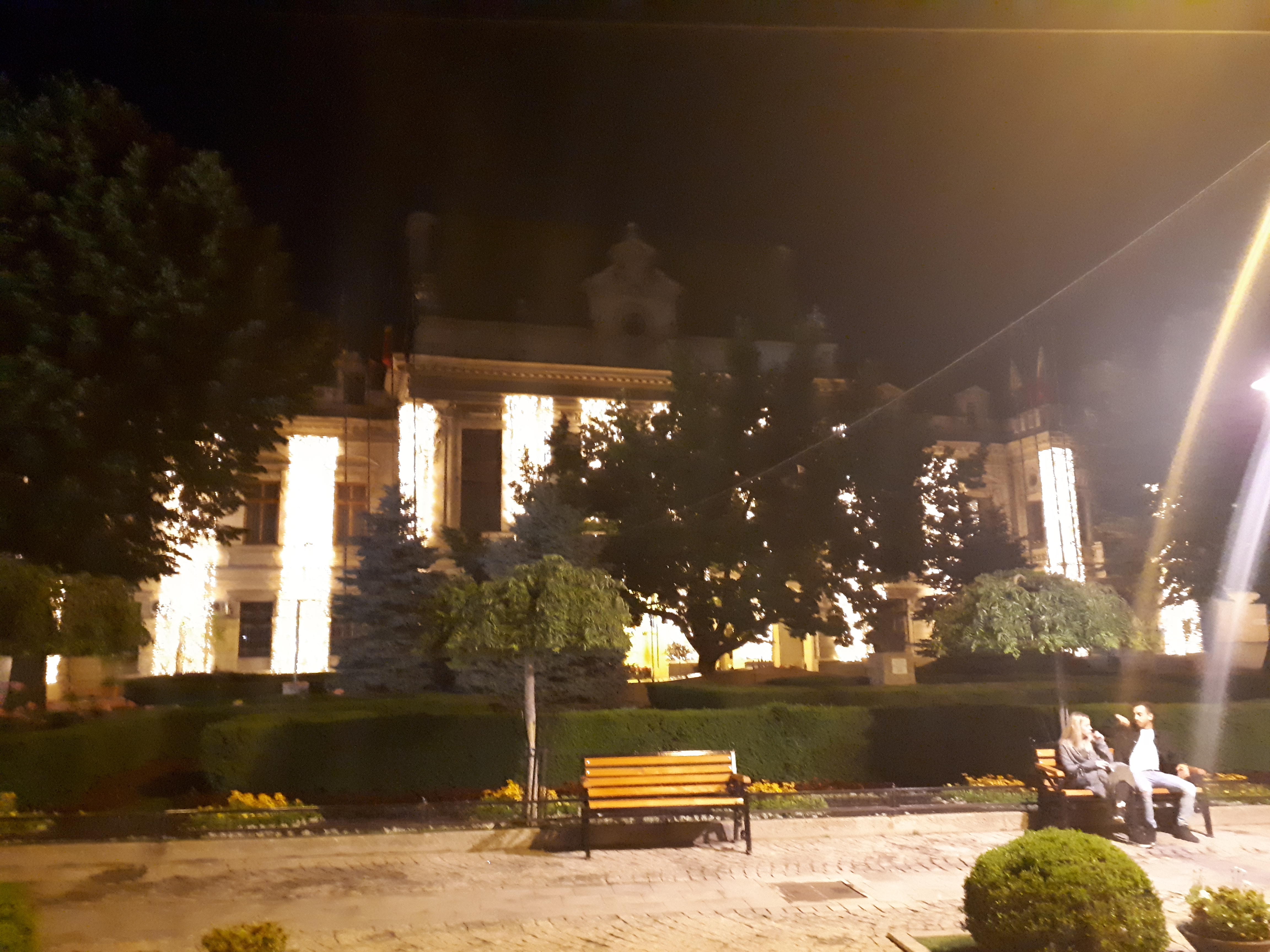 루마니아 이아시 건물과 공원의 벤치