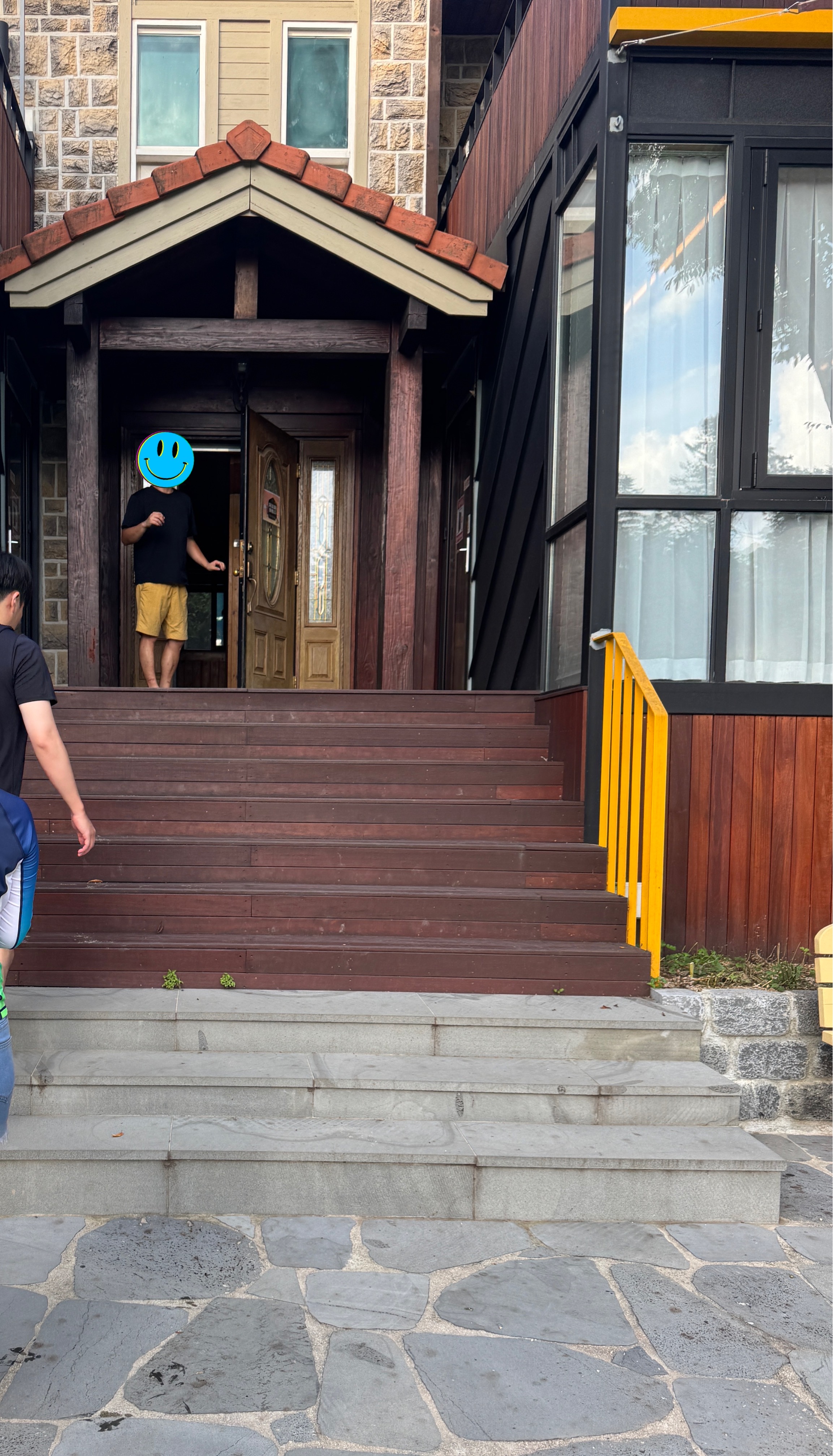 급하게 잡았지만 하루 놀기엔 딱 좋았던 펜션 외관 :). 나무와 돌로 지어진 건물 입구가 깔끔하고 따뜻한 분위기를 준다.