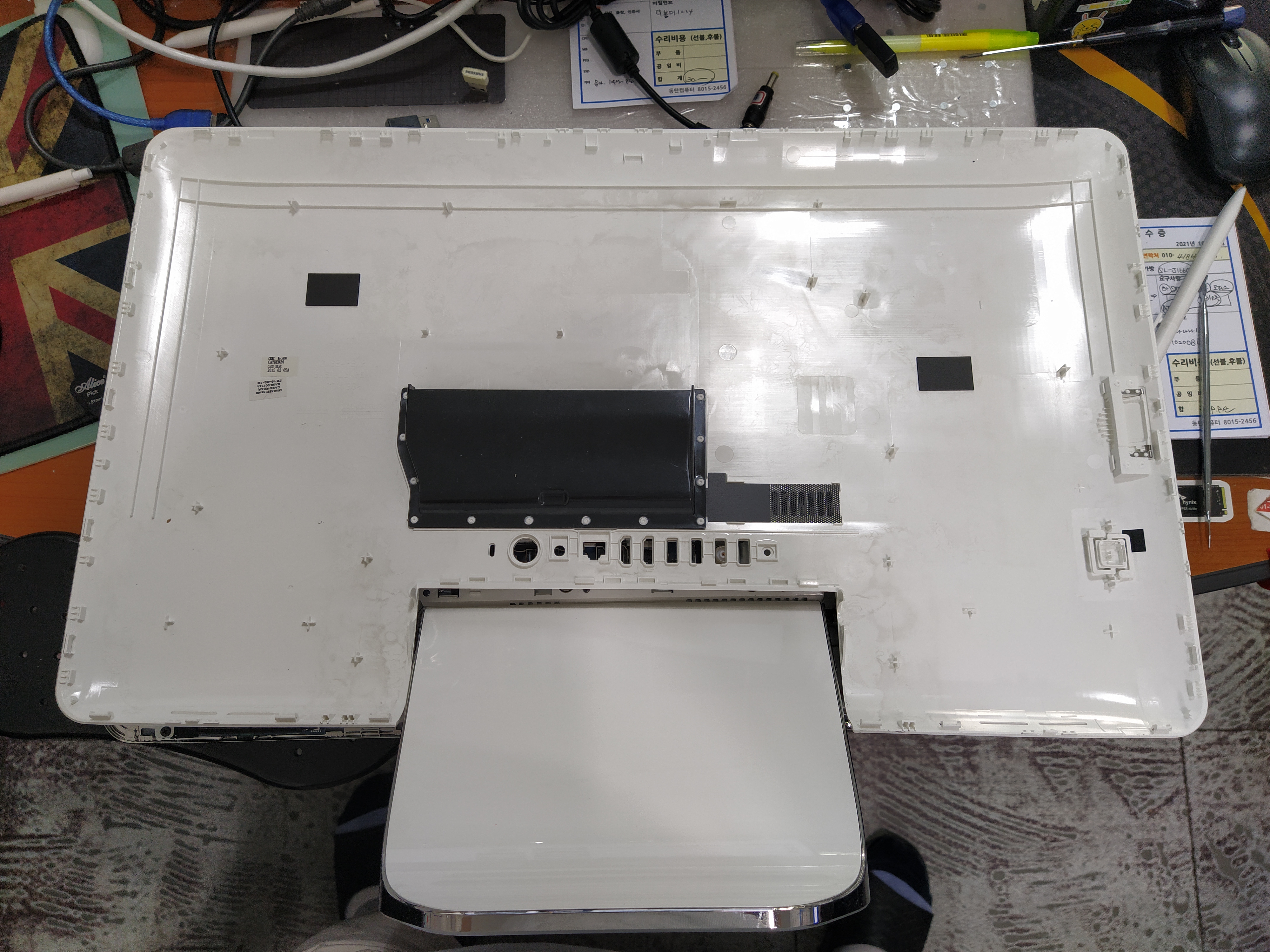 삼성일체형 컴퓨터 뒷판을 분해했습니다. 우측의 뒷판 모습을 확인하고 분해하면 도움이 됩니다. 