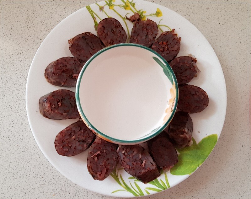 접시에 순대를 썰어서 담기,가운데 그릇을 올리고 물담기