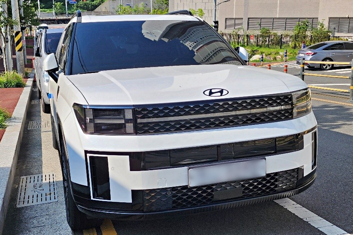현대자동차 베스트셀링 중형 SUV &#39;디 올 뉴 싼타페(MX5)&#39;가 안전에 치명적인 품질 문제가 끊이지 않으면서 논란이 커지고 있다.