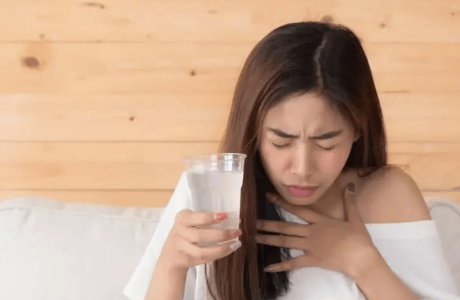 물컵을-손에-든-여자