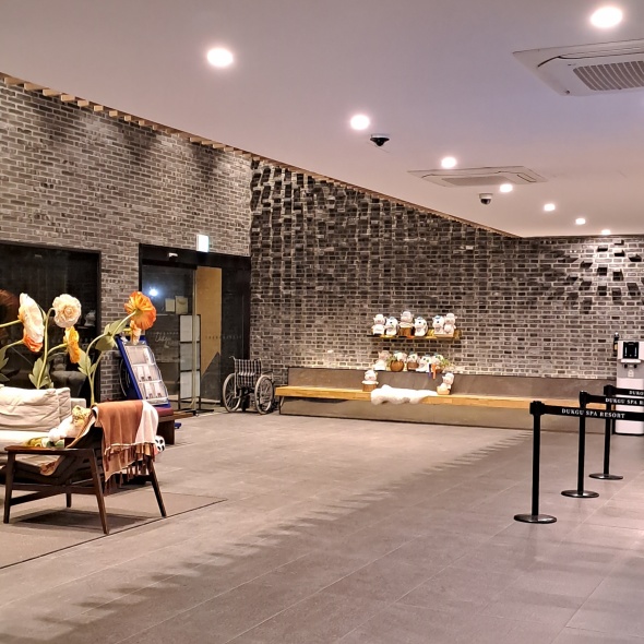 로비가 한산합니다.