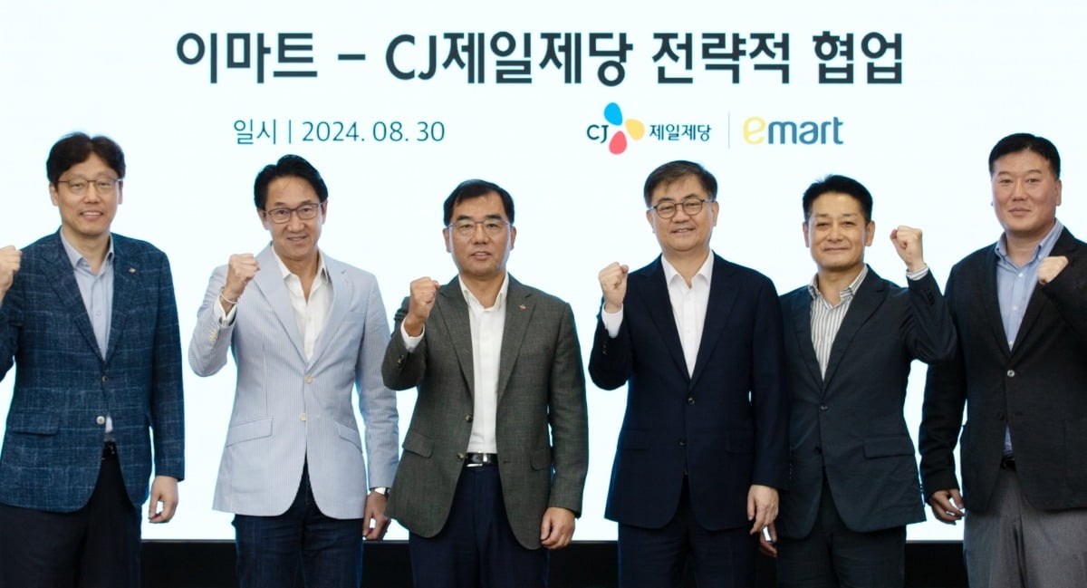사진은 왼쪽부터 김상익 CJ제일제당 식품한국총괄, 박민석 CJ제일제당 식품사업부문 대표, 강신호 CJ제일제당 부회장, 이마트 한채양 대표, 이마트 황운기 상품본부장, 이마트 이형순 홈밀 담당.