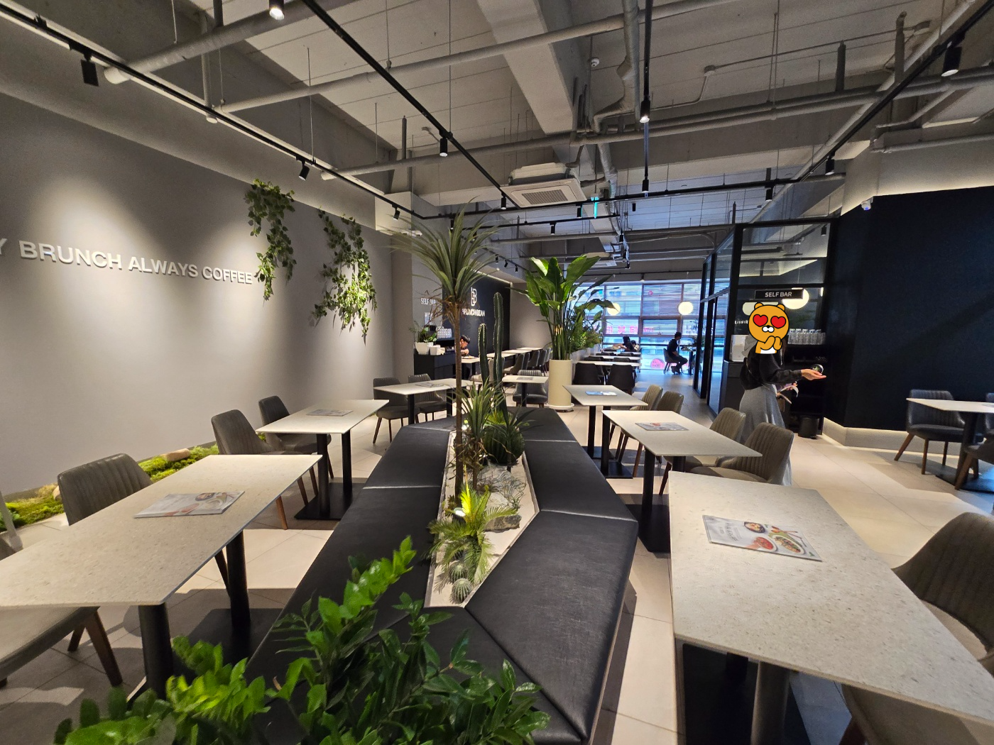 깔끔하고 모던한 인테리어의 브런치빈