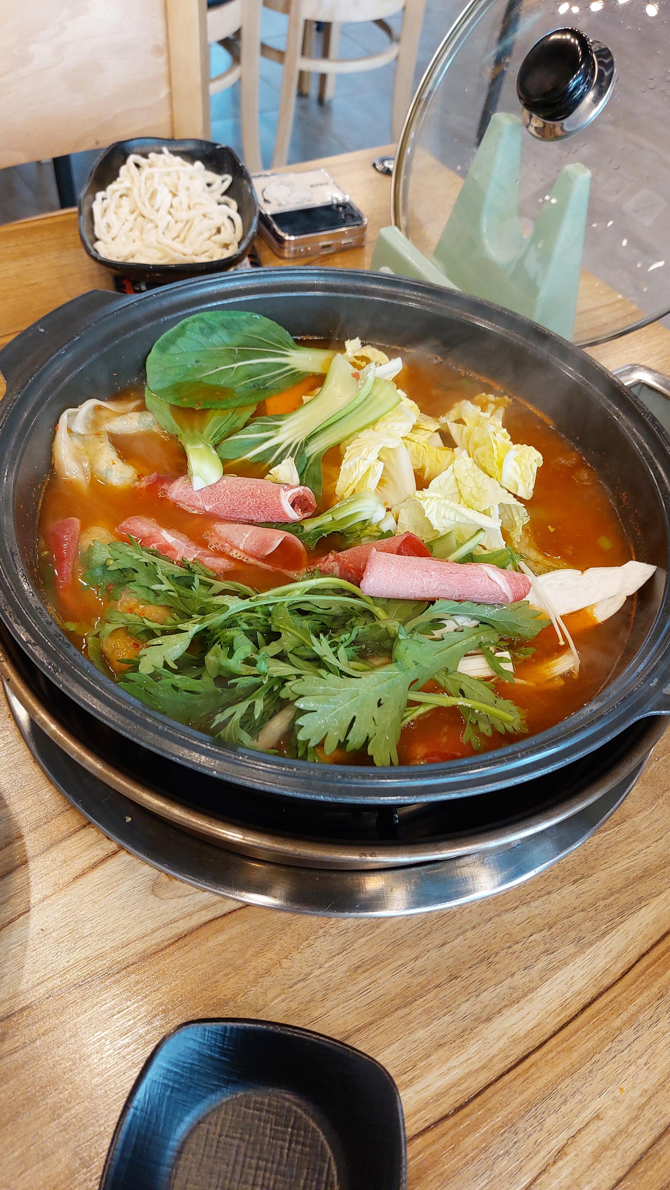 두손개성만두전골 만두 8개 투하 + 샤브야채와 고기 투하