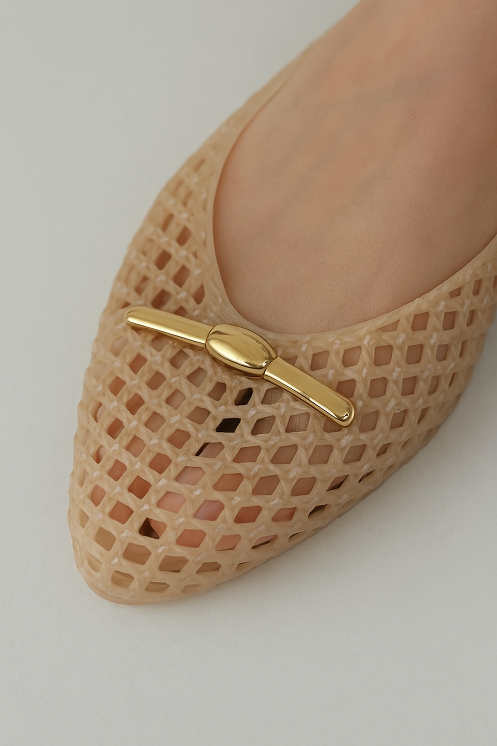 헤븐젤리슈즈 클로즈업 &ndash; 골드 스트랩 포인트가 들어간 앞코 부분 확대 이미지