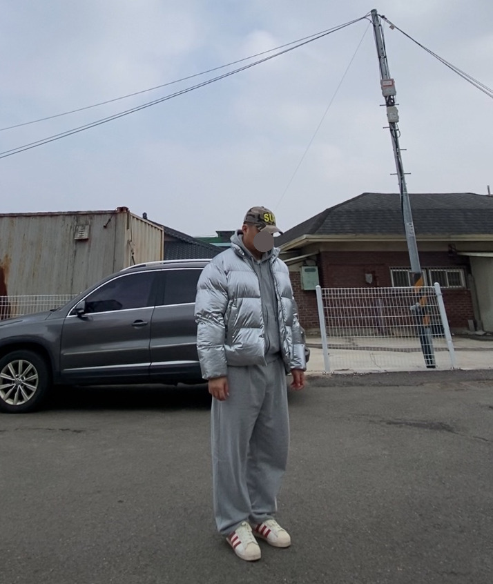 데일리룩('26.2.14.)블루썬플라워 SUN로고 카모볼캡, 무신사 무신사스탠다드 실버 숏패딩 숏점퍼, 토피 스웻 집업후드티, 토피 벌룬핏 와이드팬츠, 아디다스 슈퍼스타 82 레드