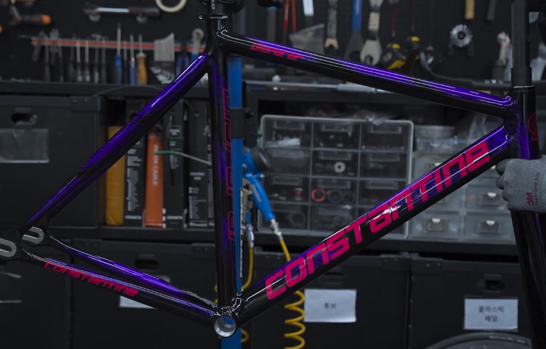 콘스탄틴(Constantine) 브랜드의 디스페랄(Disparar) 모델 자전거 프레임셋을 조립하고 있습니다.