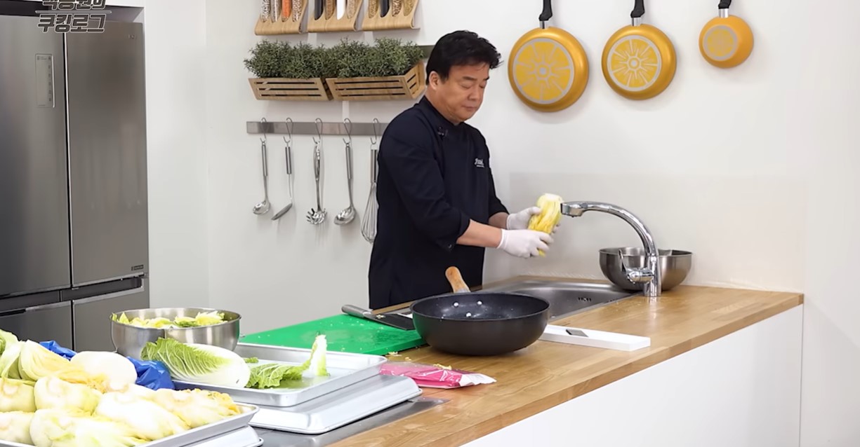 절인 배추를 씻는 모습