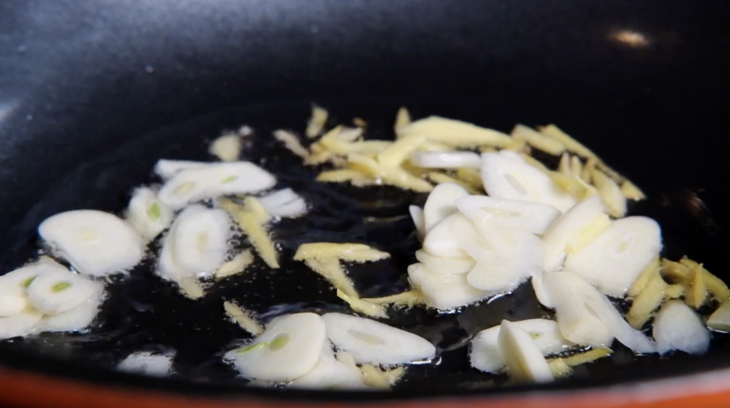 슬라이스한 마늘 팬에 넣고 생강과 함께 볶기