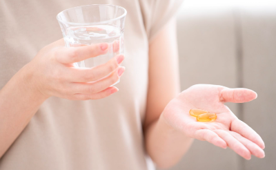 보충제를 먹는 여성