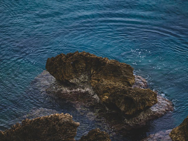 진도에서 볼 수 있는 바다 바위