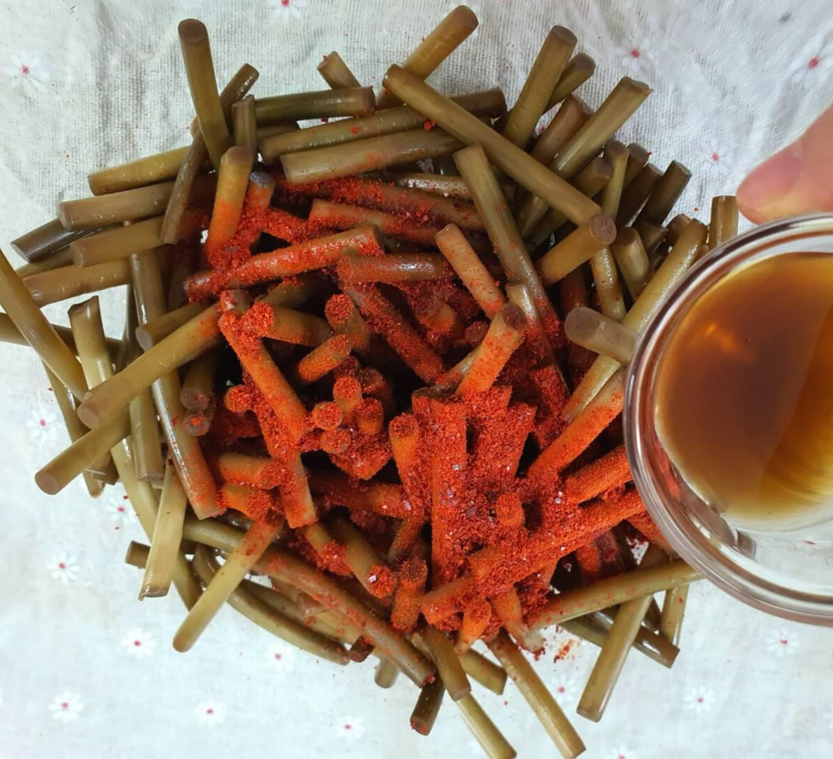 마늘쫑 짱아찌 무치는 사진