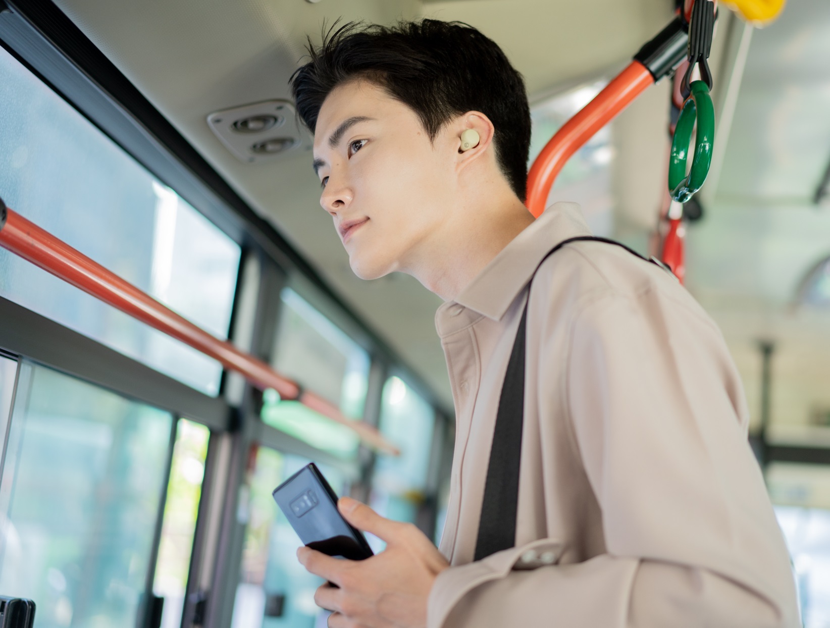 LinkBuds S를 착용한 남성