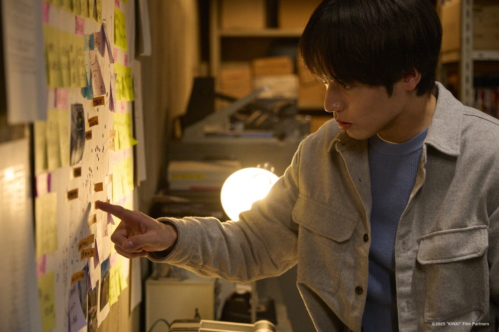 에이지가 벽면을 가리키는 모습