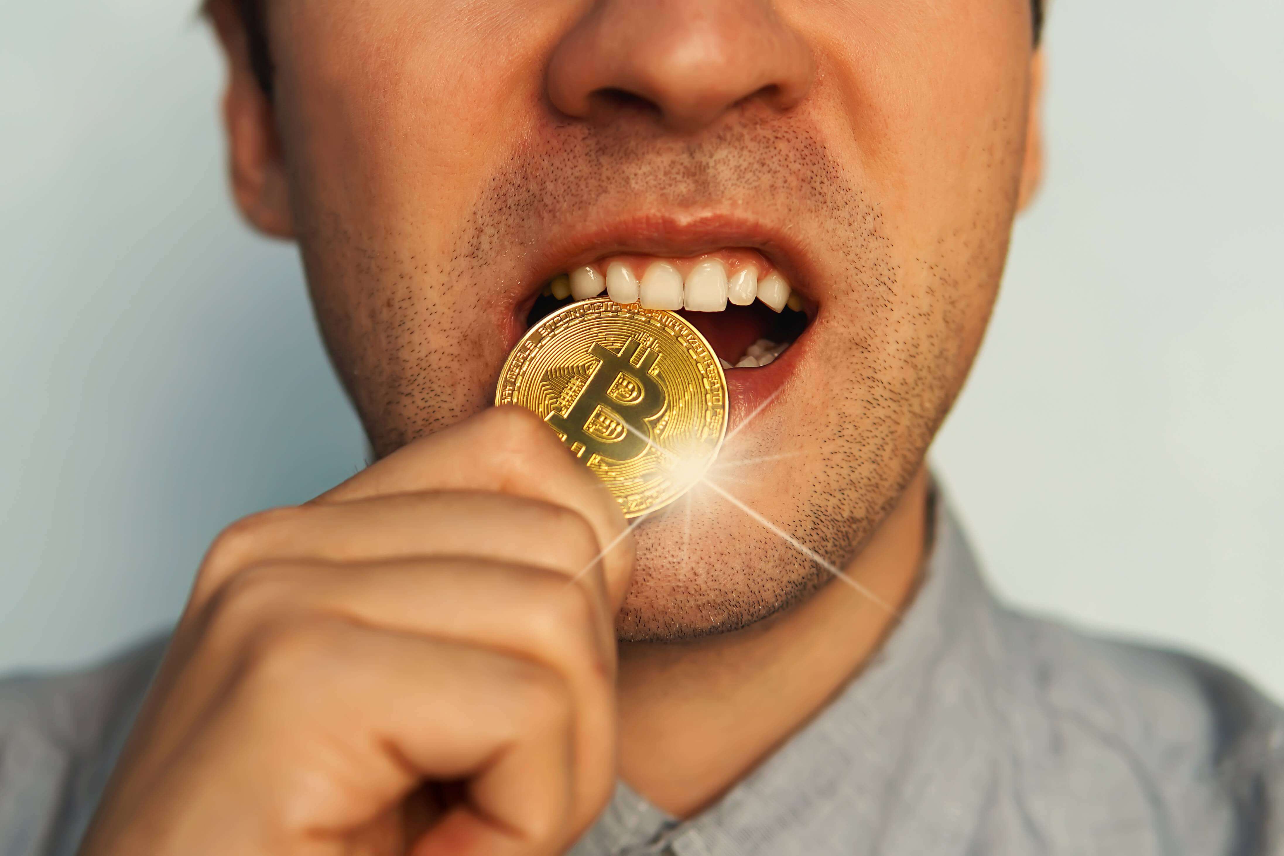 코인을 입으로 씹는 모습