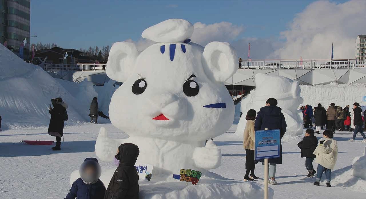 다람쥐를 닮은 대형 눈조각의 모습이다. [ⓒ대관령 눈꽃축제 공식 홈페이지]