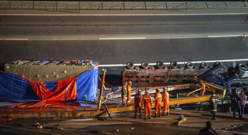 중국 고속도로 통과 교량 붕괴...4명 사망 VIDEO: 4 killed, 8 injured in central China's ramp bridge collapse
