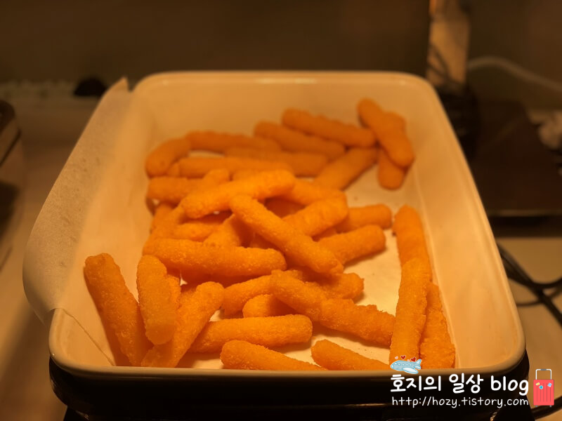 코트야드 메리어트 수원 이그제큐티브 라운지 해피아워메뉴_치즈롤