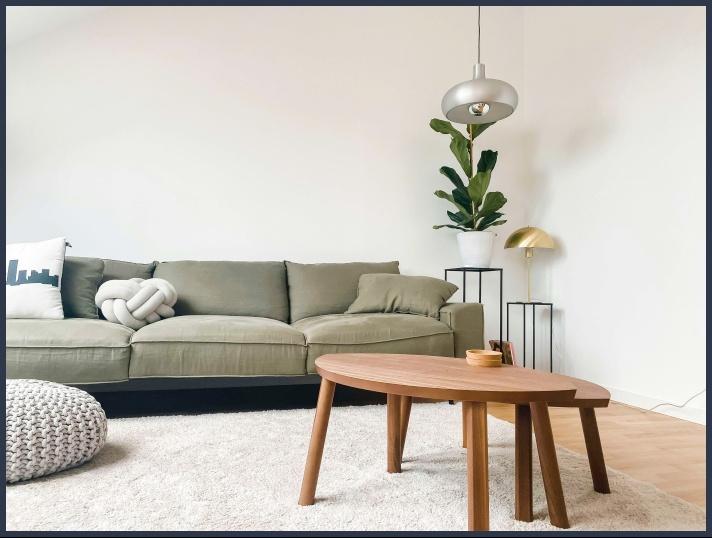 청색 쇼파 갈색 테이블