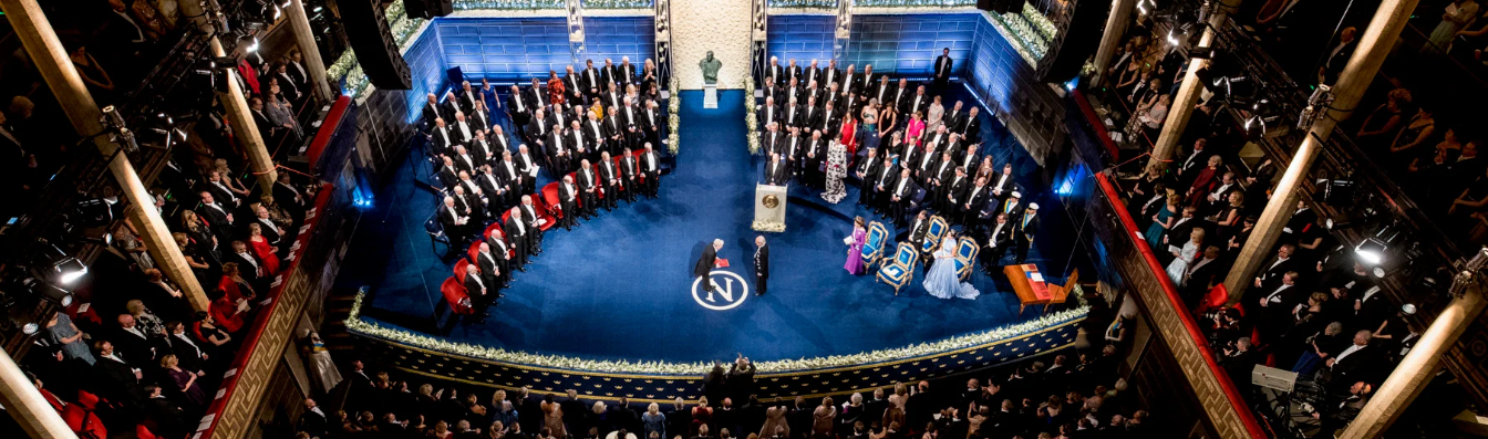 Nobel Prize Award Ceremonies하는 장면인데 
너무 엄격하고 장엄하기 조차 합니다,
사진출처 노벨상홈페이지