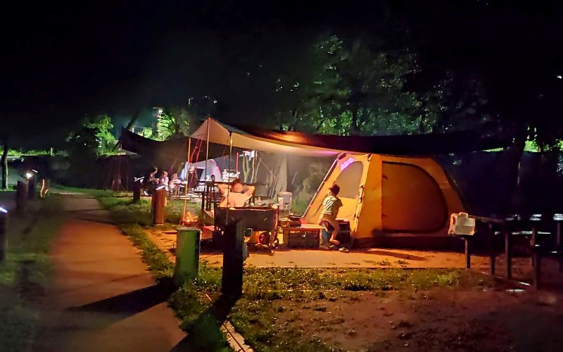 타프와 이너텐트로 비를 피하는 모습