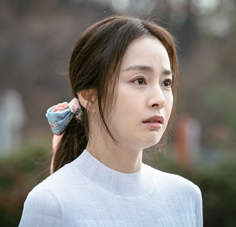 놀란 표정으로 어딘가를 응시하고있는 여배우