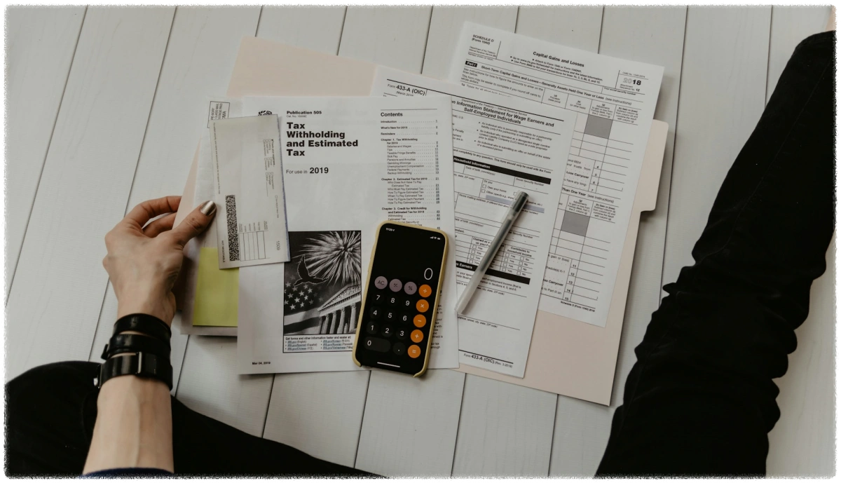 책상위에-서류들이-많이-놓여져있는-모습