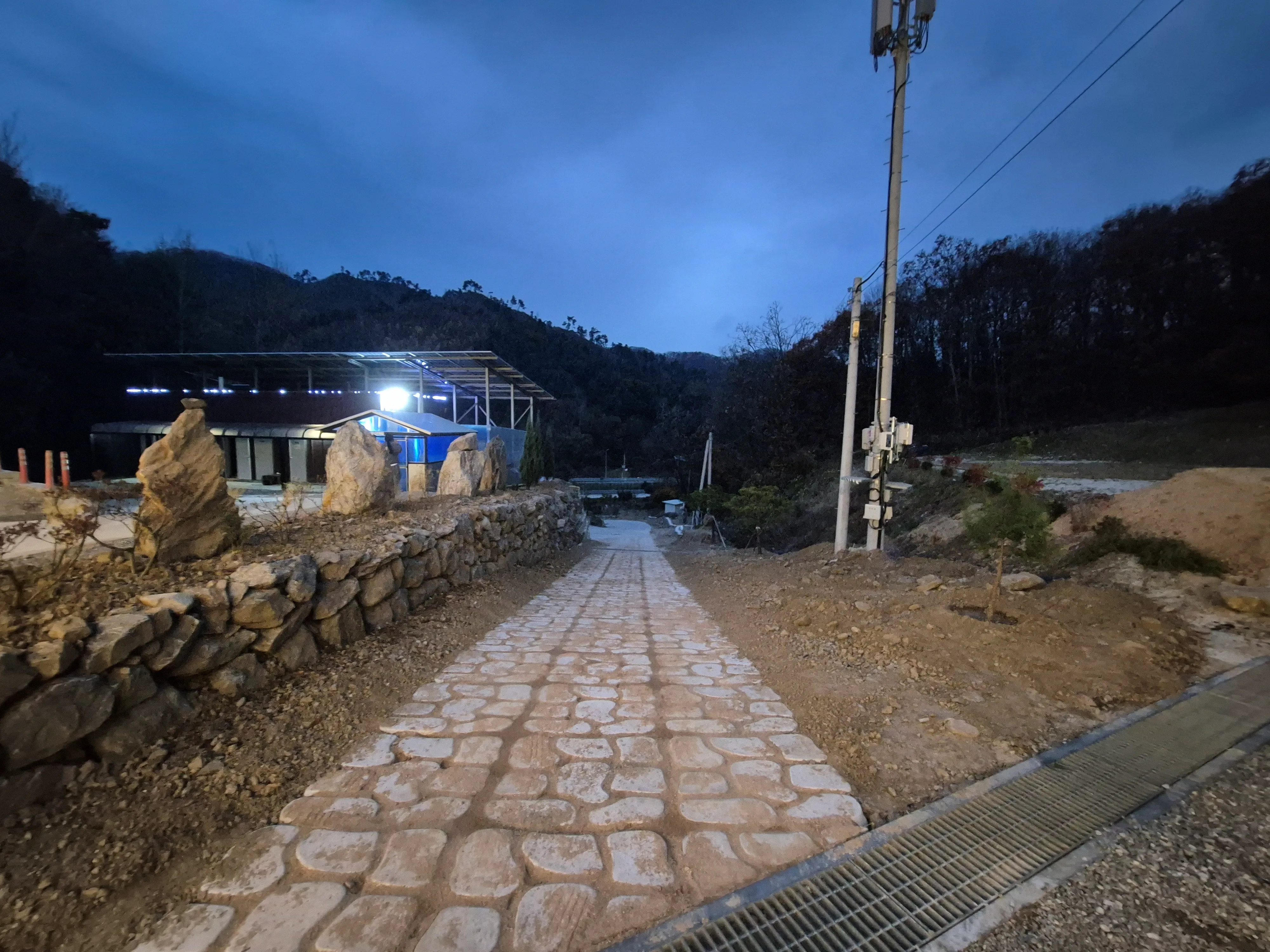 글램핑-입구-흡연실