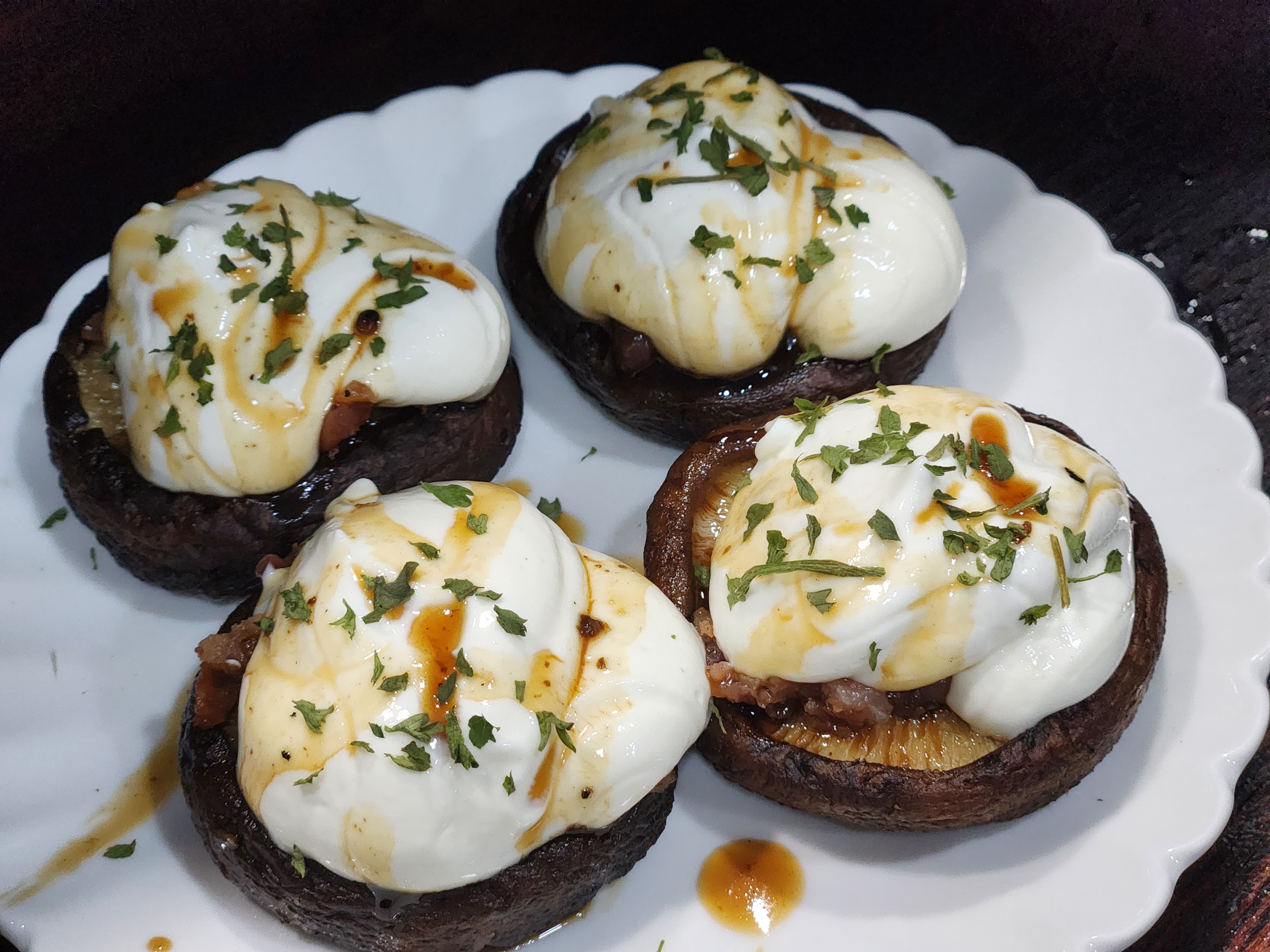 크림치즈가 올려진 표고버섯 꼬치, 진한 버섯향과 고소한 치즈 조화