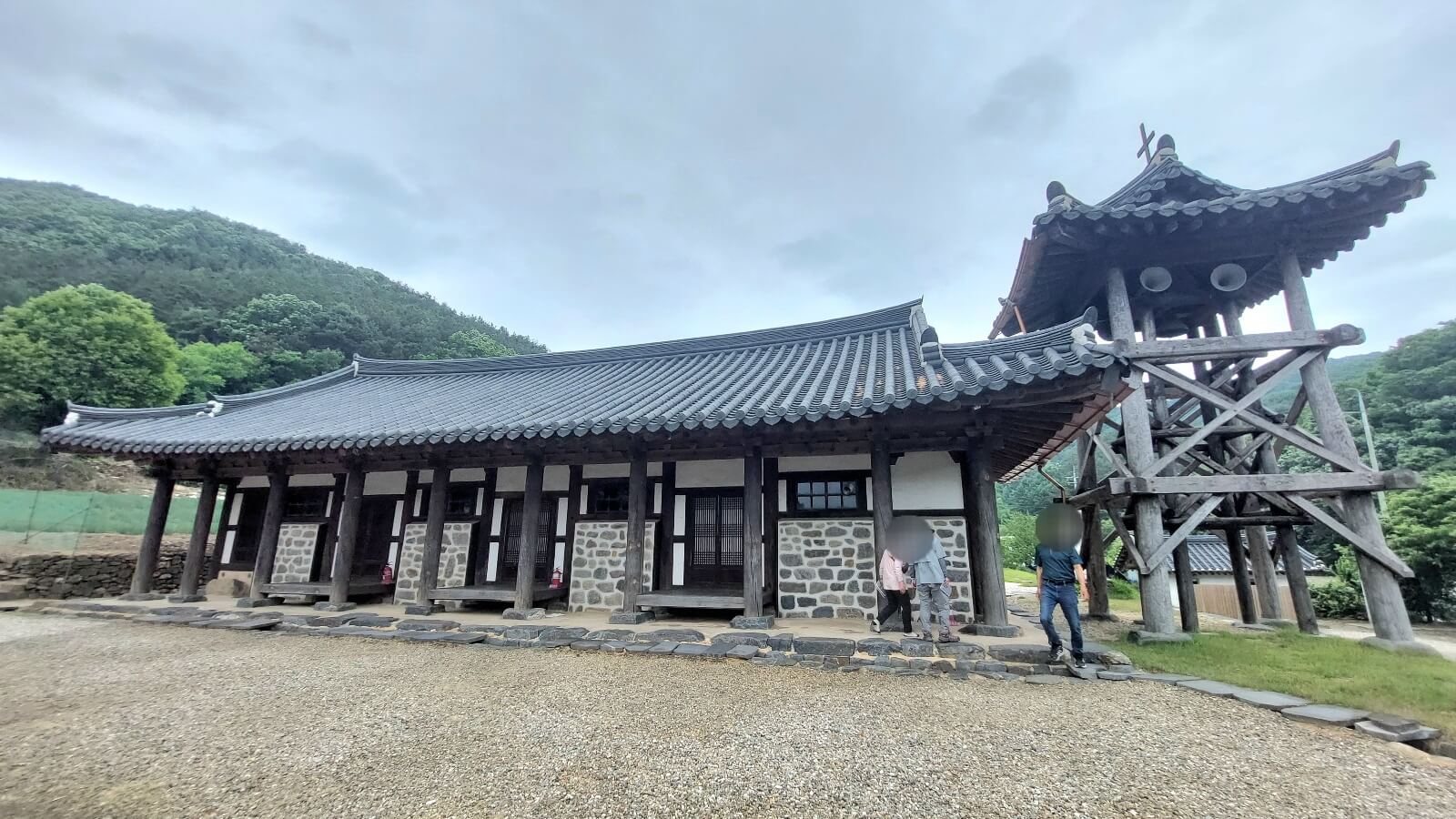 되재성당 옆 방문자 모습