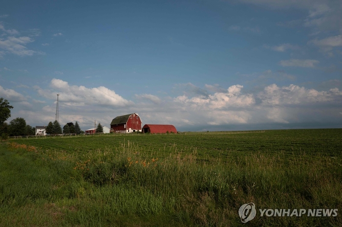 지난 7월 9일(현지시간) 미국 위스콘신주 클린턴 인근의 한 농장에 축사가 서 있다. 트럼프 행정부는 이날 중국인과 미국에 적대적인 국가 출신의 미국 농지 소유를 금지할 계획이라고 밝혔다.
