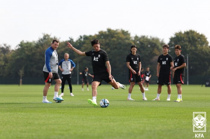파주NFC에서-축구-국가대표-선수가-프리킥을-연습하는-사진