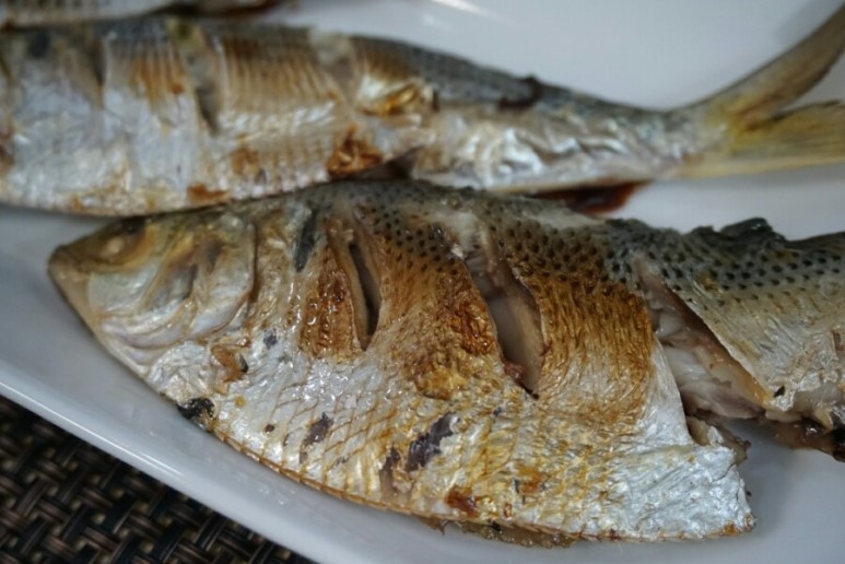 식탁위의 전어구이