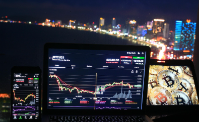 야간에 주식 차트를 보는 사진