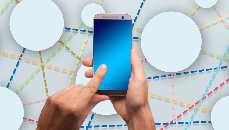 스마트폰과 스마트폰 사용하는 손 사진