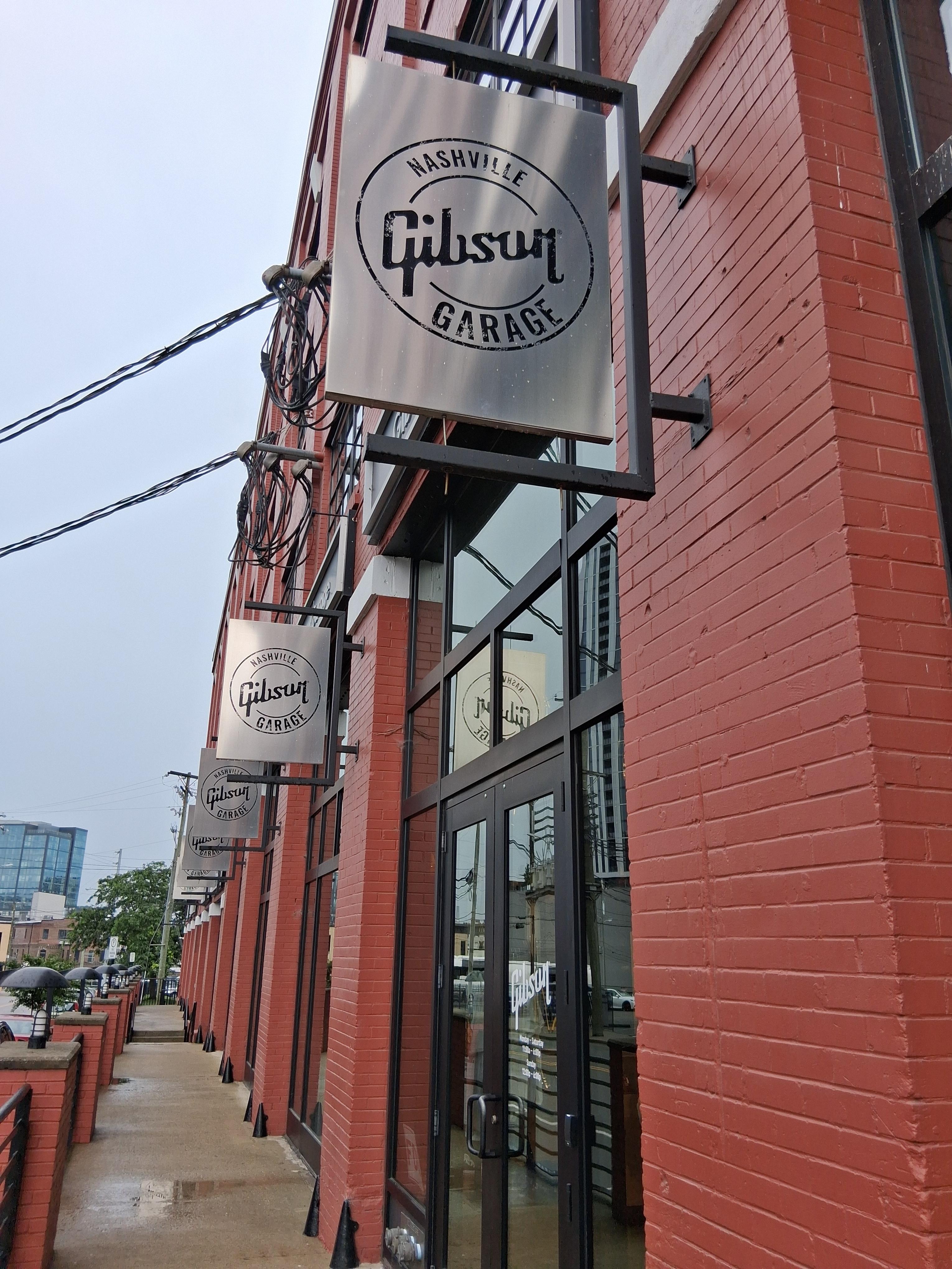 Gibson Garage 입구