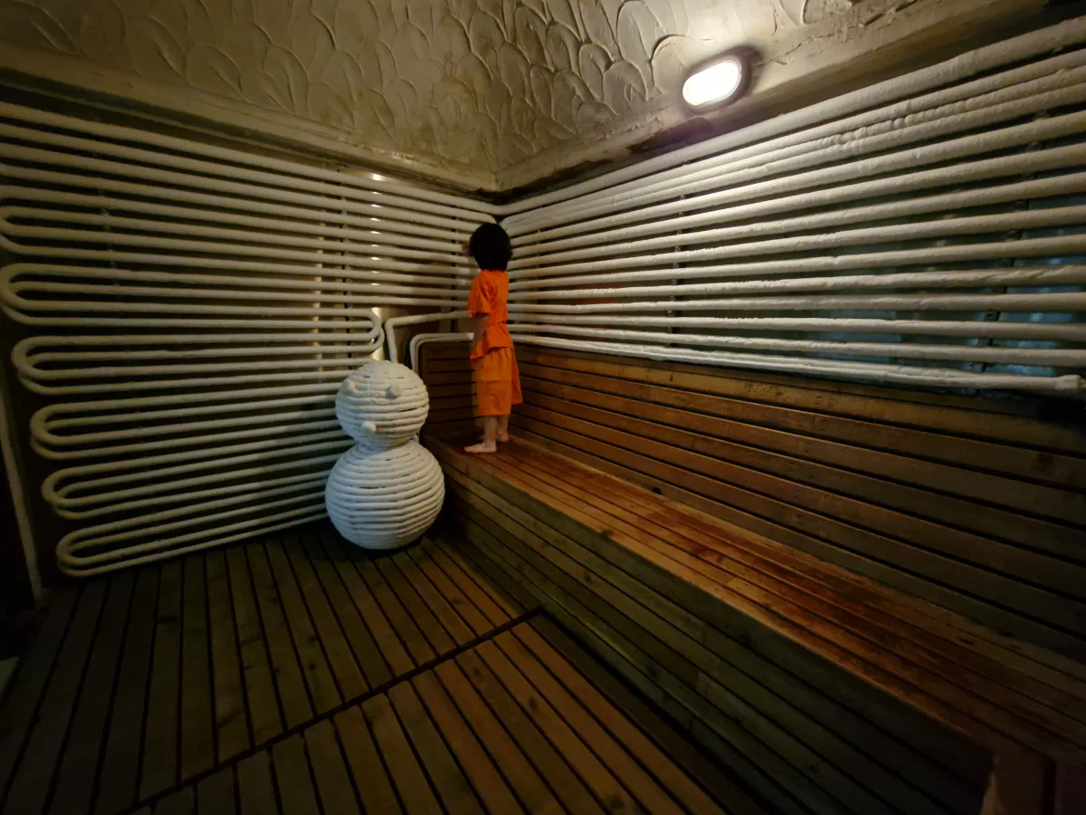 냉탕-눈사람과-배관에-얼음이-생성되어-있다