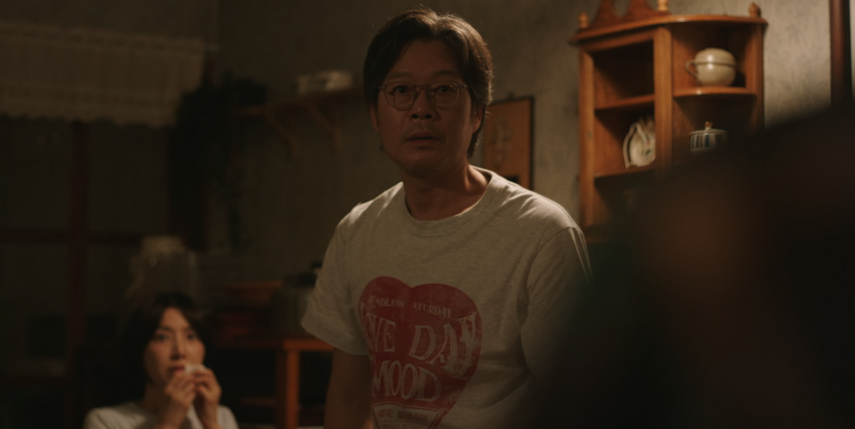 러브미 5화에서 자영과 함께 있지만 마음은 편하지 않은 서진호