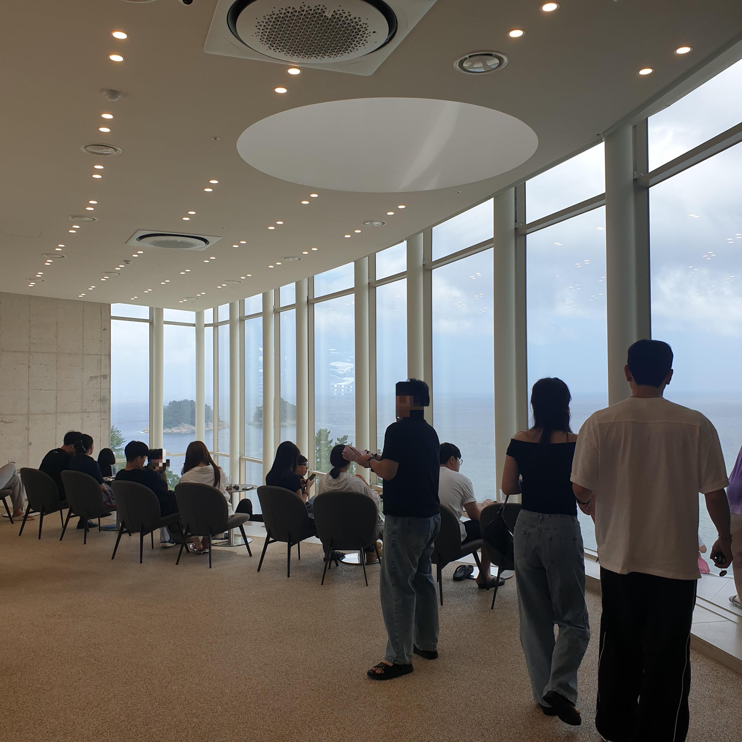 여수 카페 투어: 뷰카페 모이핀 오션(MOIFIN OCEAN) 소개_3층 야외 좌석 좌측